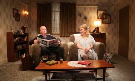 Gute Nacht, Schatz … Harry Enfield und Rosie Cavaliero als typische Sitcom-Ehefrau der 60er Jahre in The Love Box in Your Living Room.