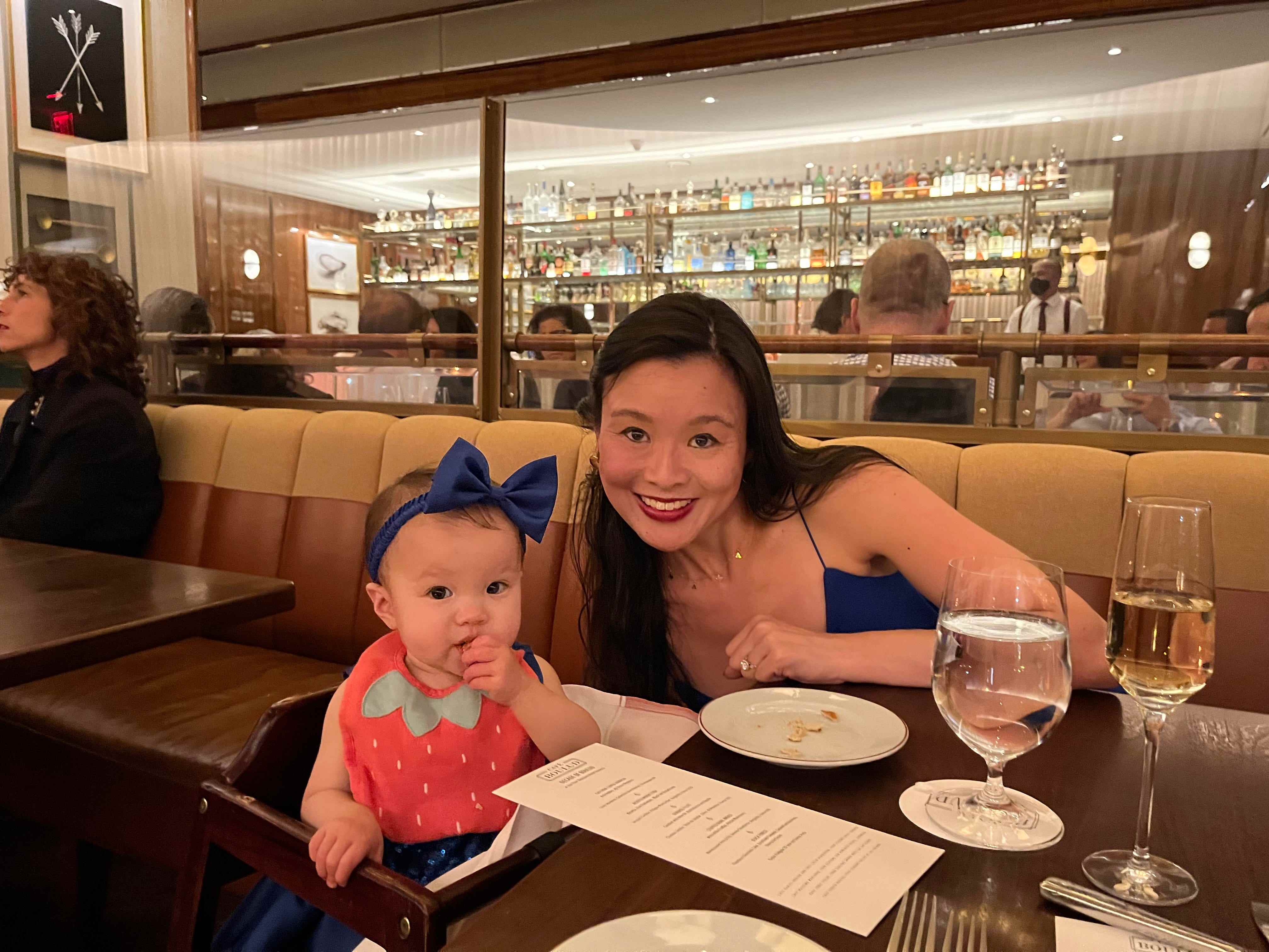 die Schriftstellerin und ihre Tochter im Restaurant