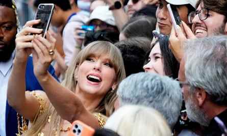 Taylor Swift posiert für ein Selfie mit Fans beim Toronto International Film Festival im September.
