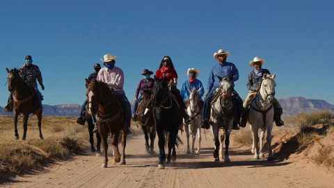 Bürger der Navajo-Nation reiten zu den Urnen, um ihre Stimmzettel abzugeben. 