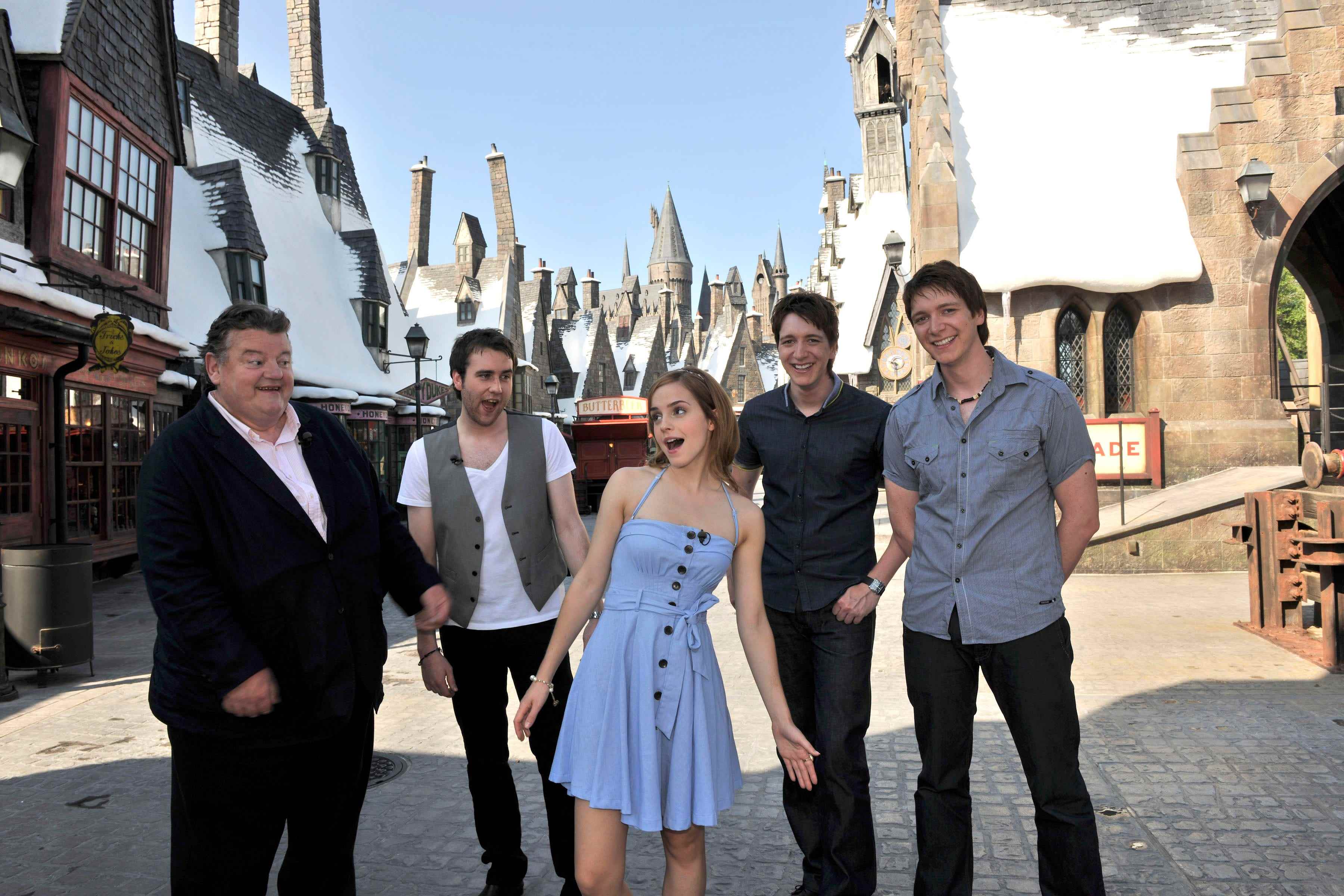 Die Harry-Potter-Filmstars Robbie Coltrane, Matthew Lewis, Emma Watson, Oliver Phelps und James Phelps begannen ihre Sneak-Peek-Tour durch die Zauberwelt von Harry Potter mit dem Betreten von Hogsmeade am 20. Mai 2010 in Orlando, Florida