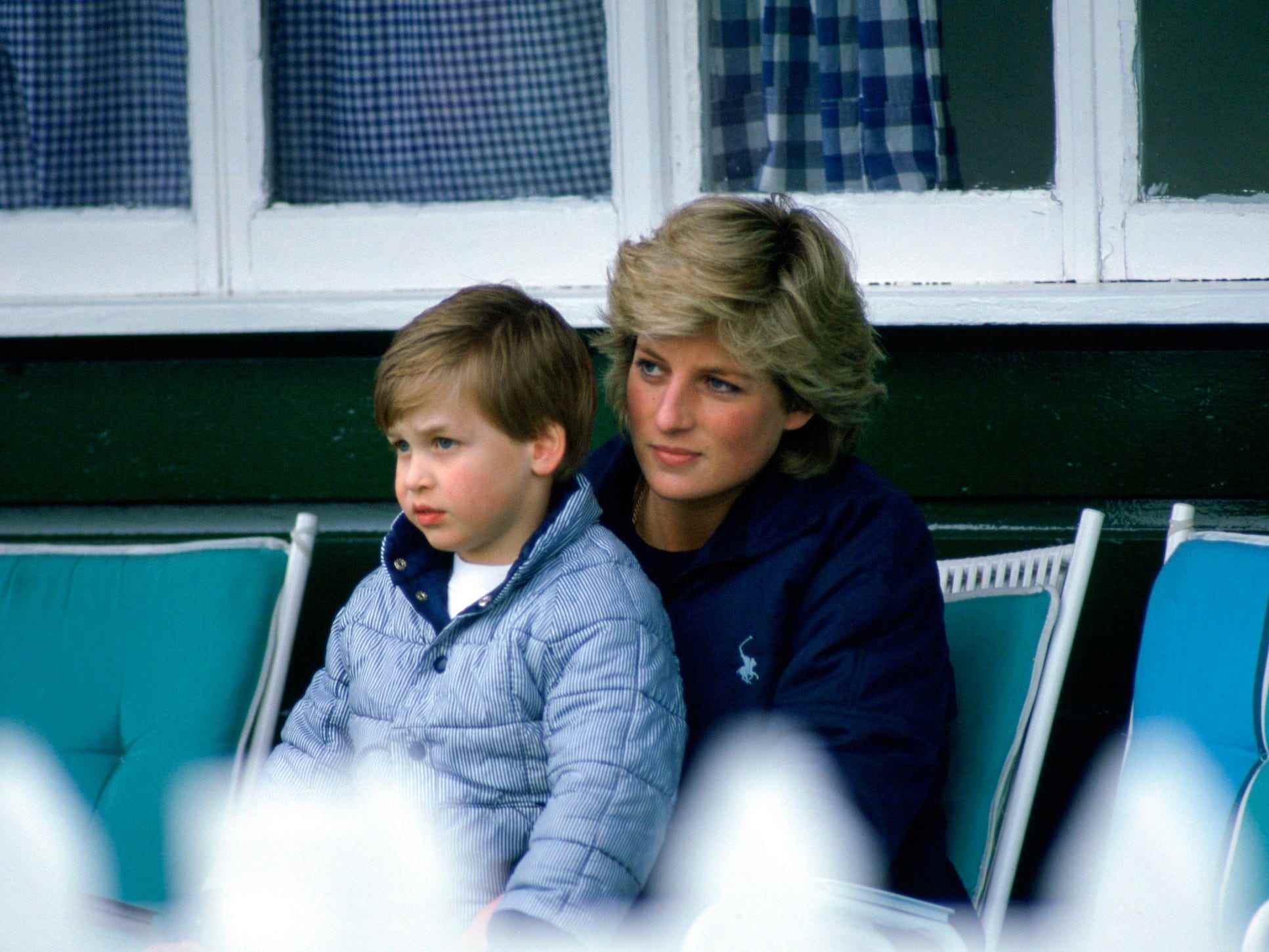 Prinzessin William sitzt 1987 bei einem Polospiel auf Prinzessin Dianas Schoß.