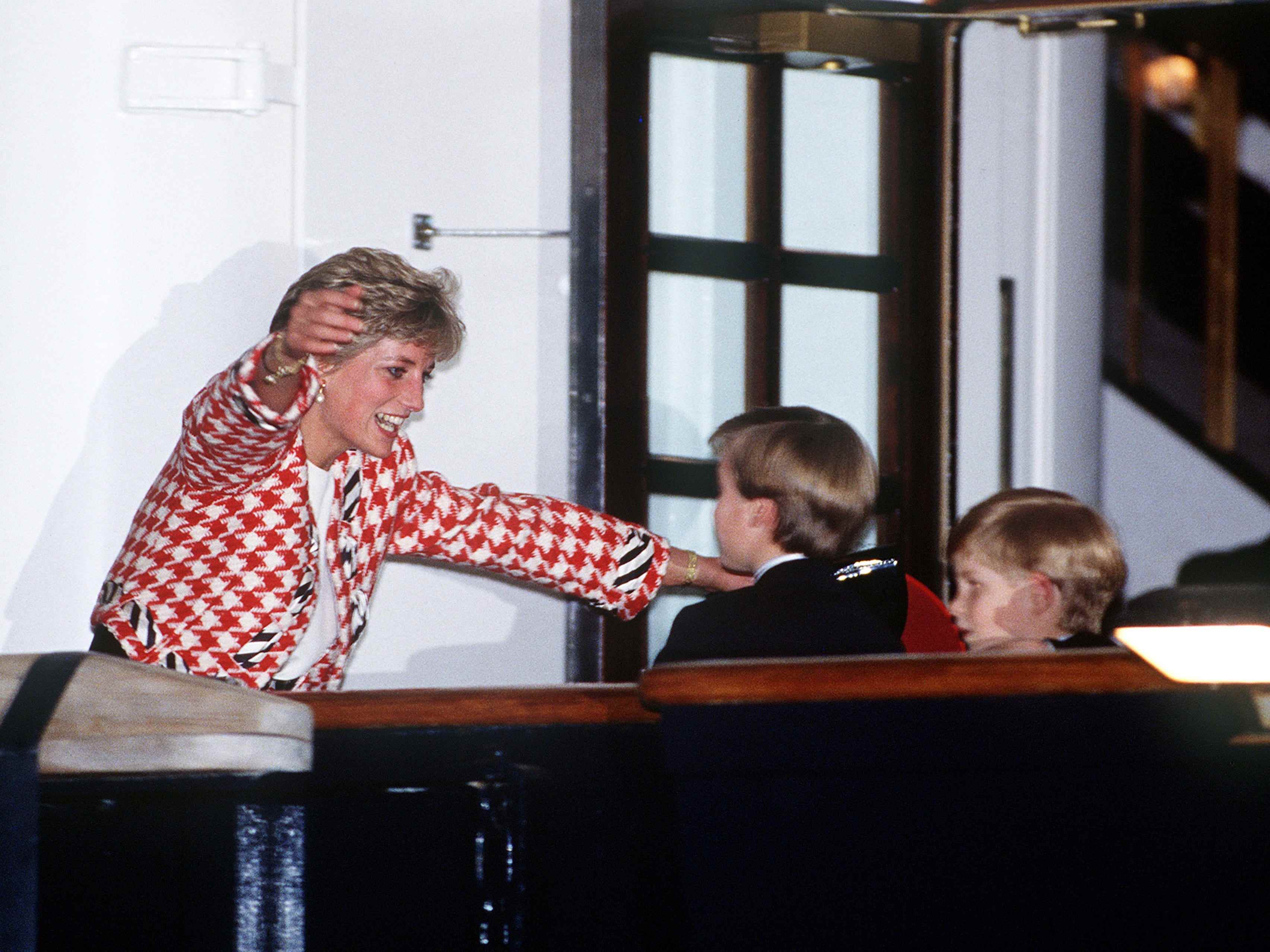 Prinzessin Diana umarmt Prinz William