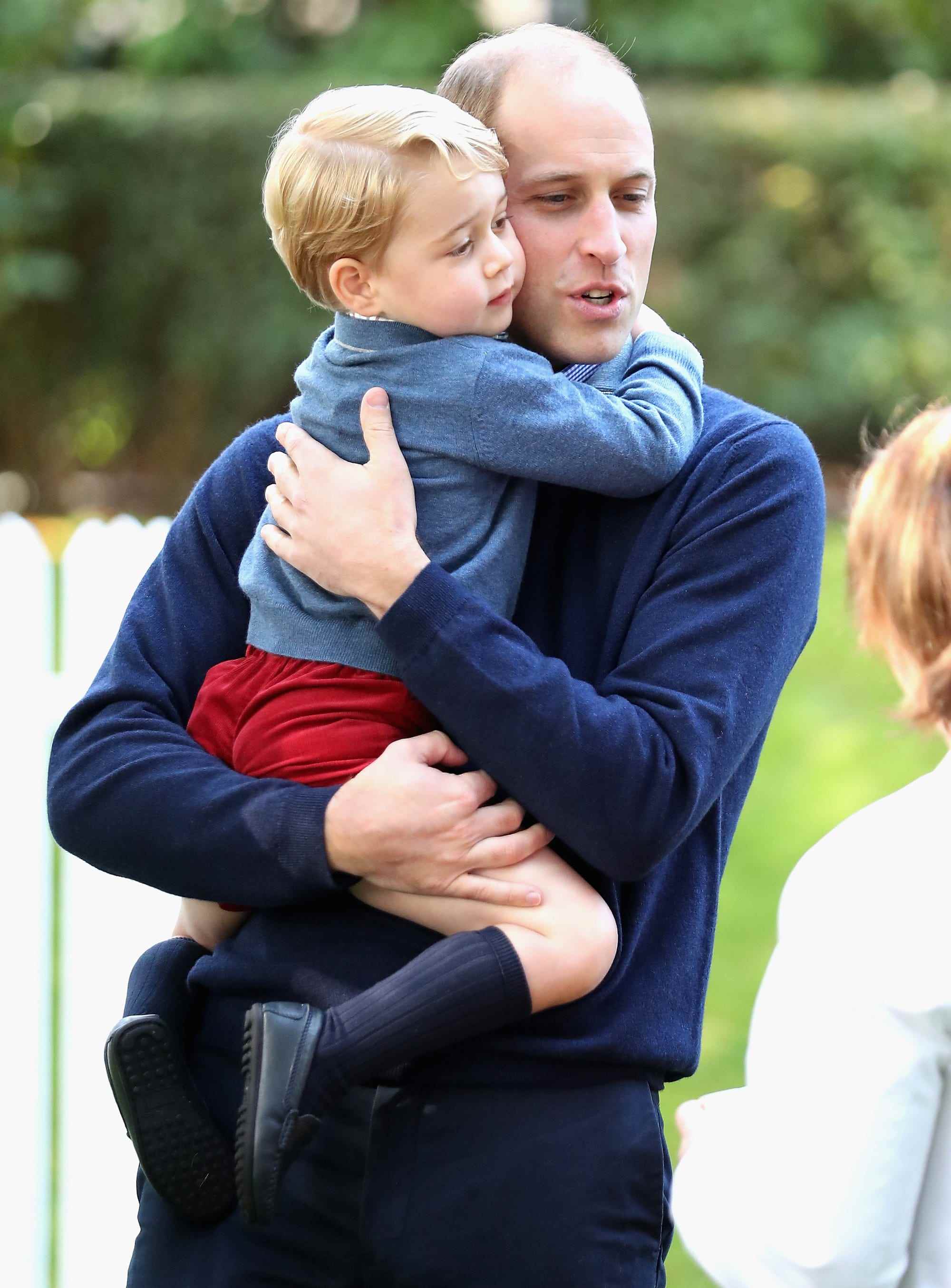 Prinz George umarmt Prinz William.