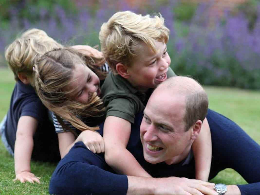Prinz William wird von seinen Kindern in einem Familienporträt angegangen