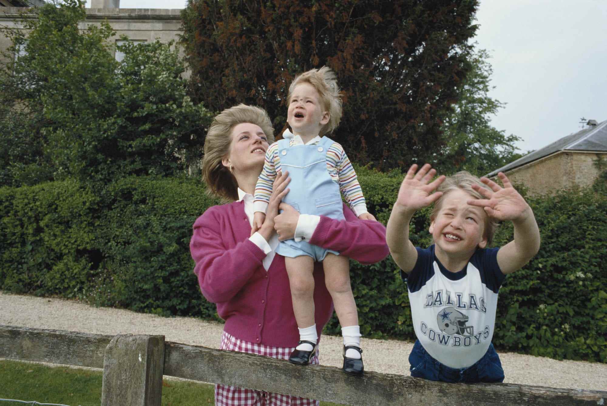 Prinzessin Diana, Prinz Harry und Prinz William im Highgrove House im Jahr 1986.