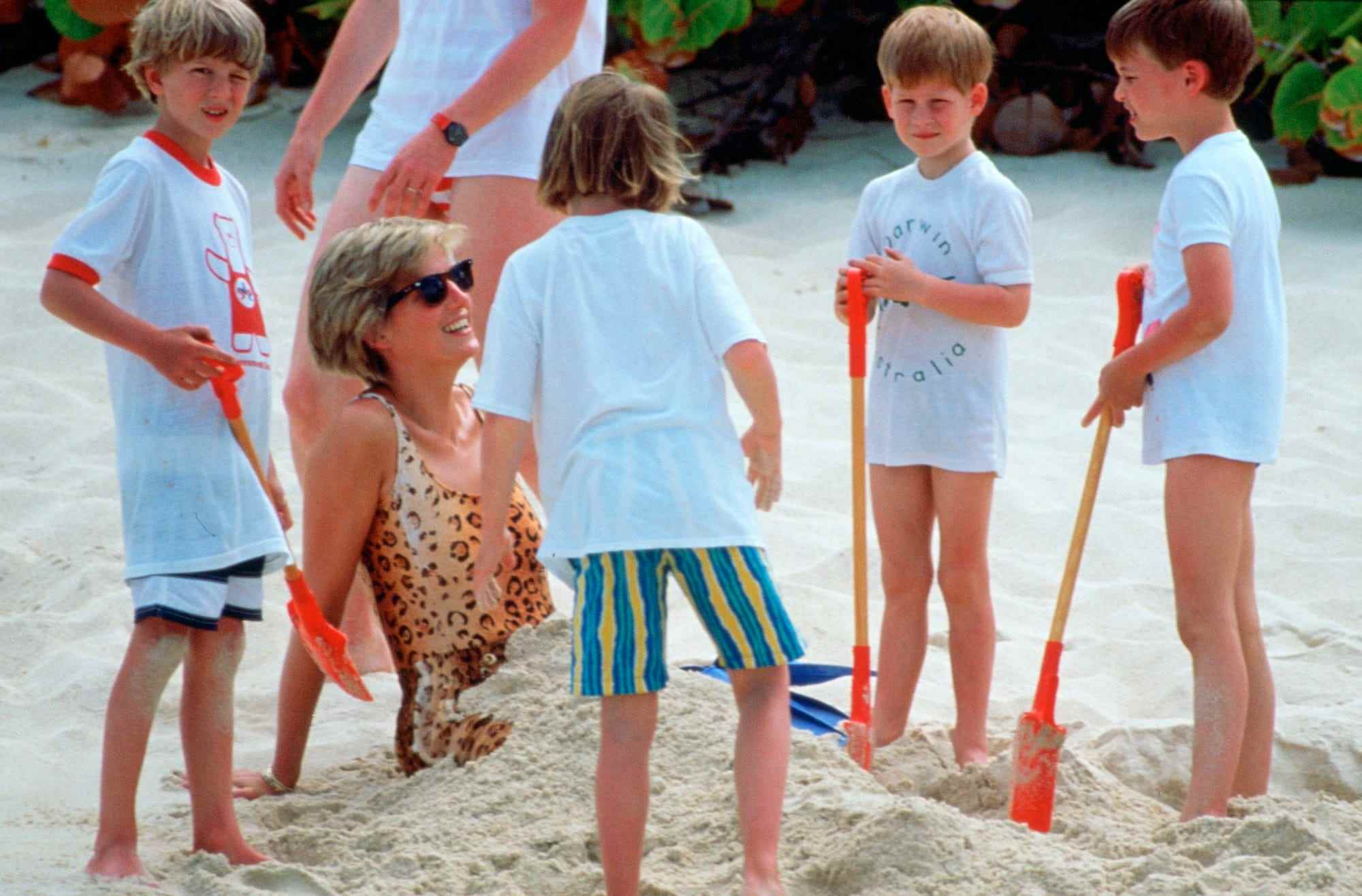Prinz Harry, Prinz William und Freunde begraben Prinzessin Diana 1990 im Sand auf Necker Island.