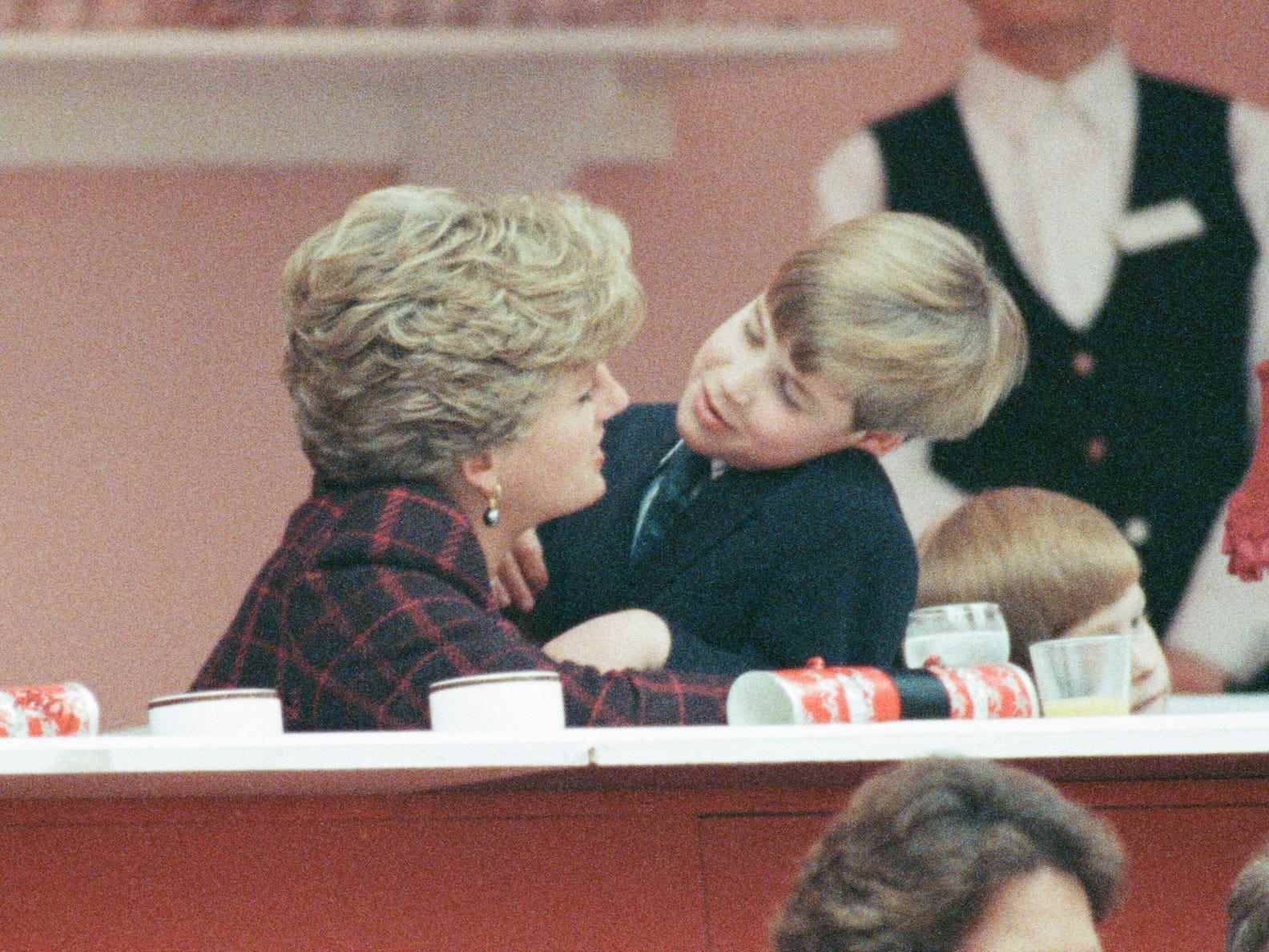 Prinzessin Diana und Prinz William umarmen sich.