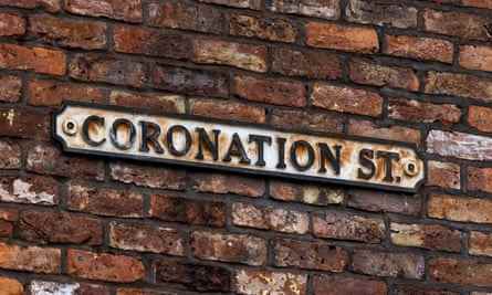 Das Straßenschild der Coronation Street an einer Mauer