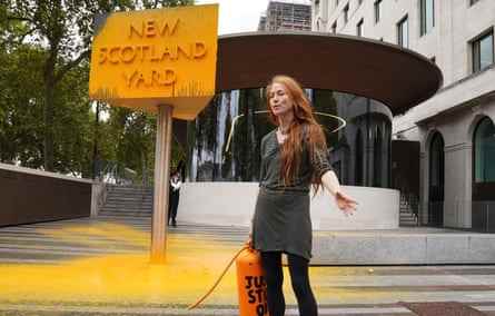 „Just Stop Oil“-Demonstranten besprühen sich drehende Schilder vor New Scotland Yard