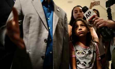 Estela Juarez sieht zu, wie Darren Soto, ein Demokrat aus Florida, vor der Abschiebung ihrer Mutter im Jahr 2018 am Flughafen mit Reportern spricht.