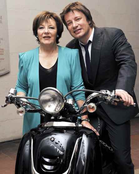 Delia Smith und Jamie Oliver mit einem Motorrad 