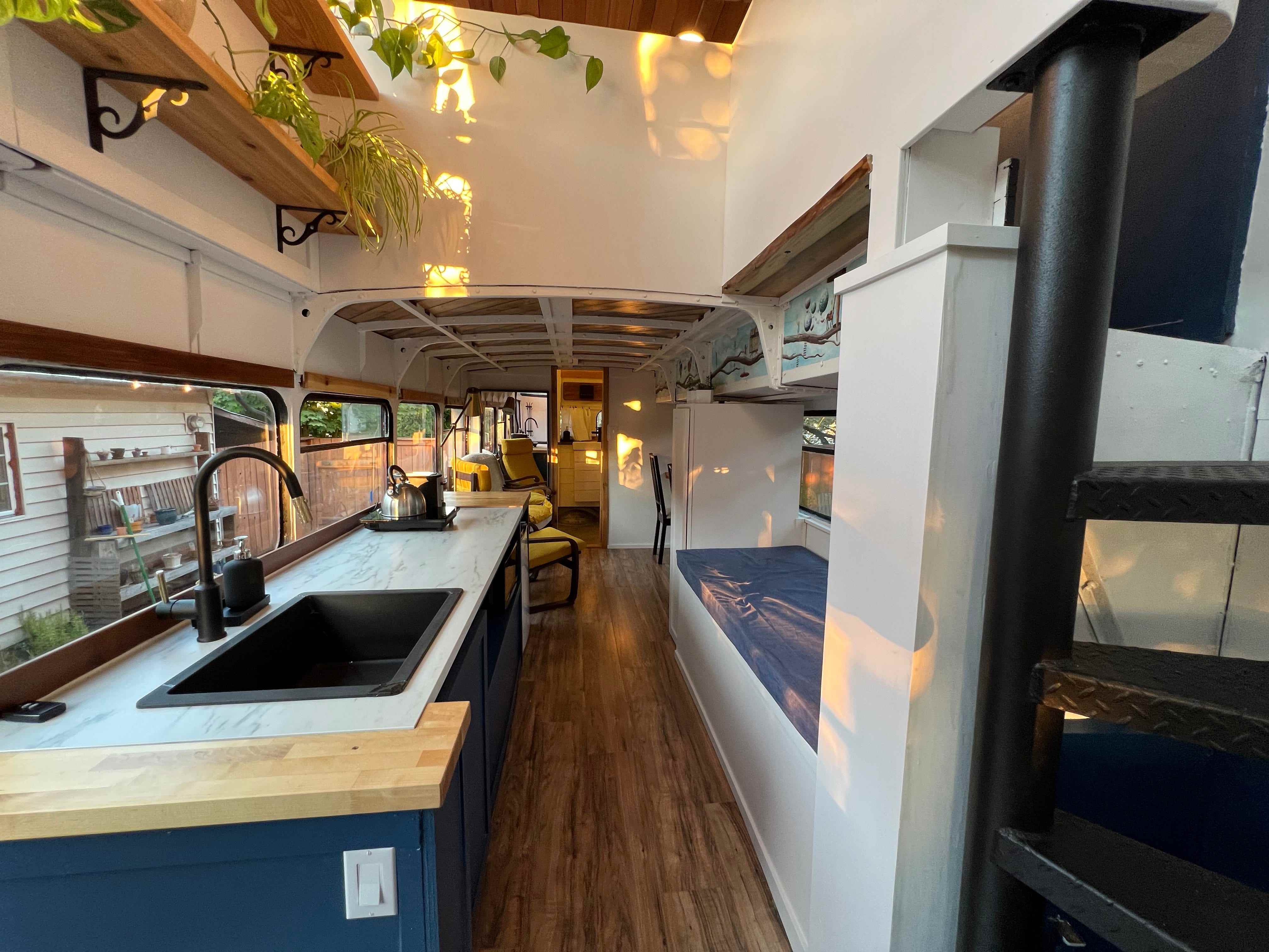 Die Küche und Leseecke im ersten Stock des umgebauten Busses.