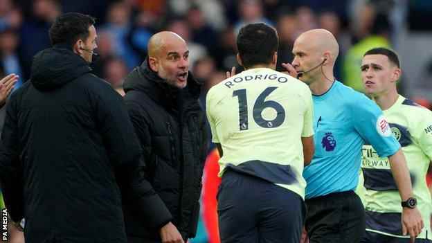 Manchester-City-Chef Pep Guardiola und Rodri konfrontieren Schiedsrichter Anthony Taylor während der Niederlage in Liverpool.