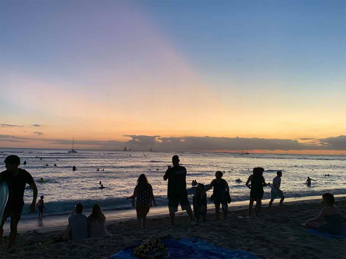 Strand auf Hawaii bei Sonnenuntergang