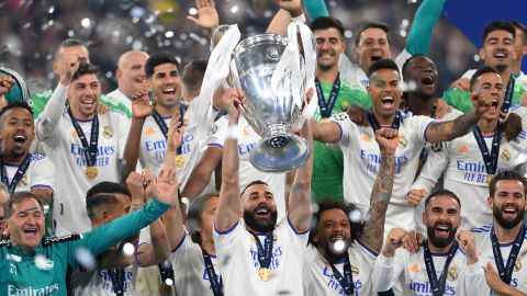 Benzema holt sich den Pokal der UEFA Champions League, nachdem Real Madrid in der vergangenen Saison im Finale gegen Liverpool gewonnen hatte. 