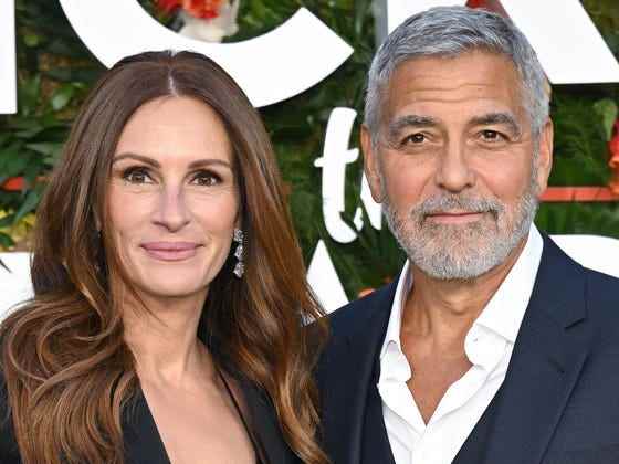 Julia Roberts und George Clooney besuchen die Weltpremiere von „Ticket To Paradise“ im Odeon Luxe Leicester Square am 7. September 2022 in London, England.