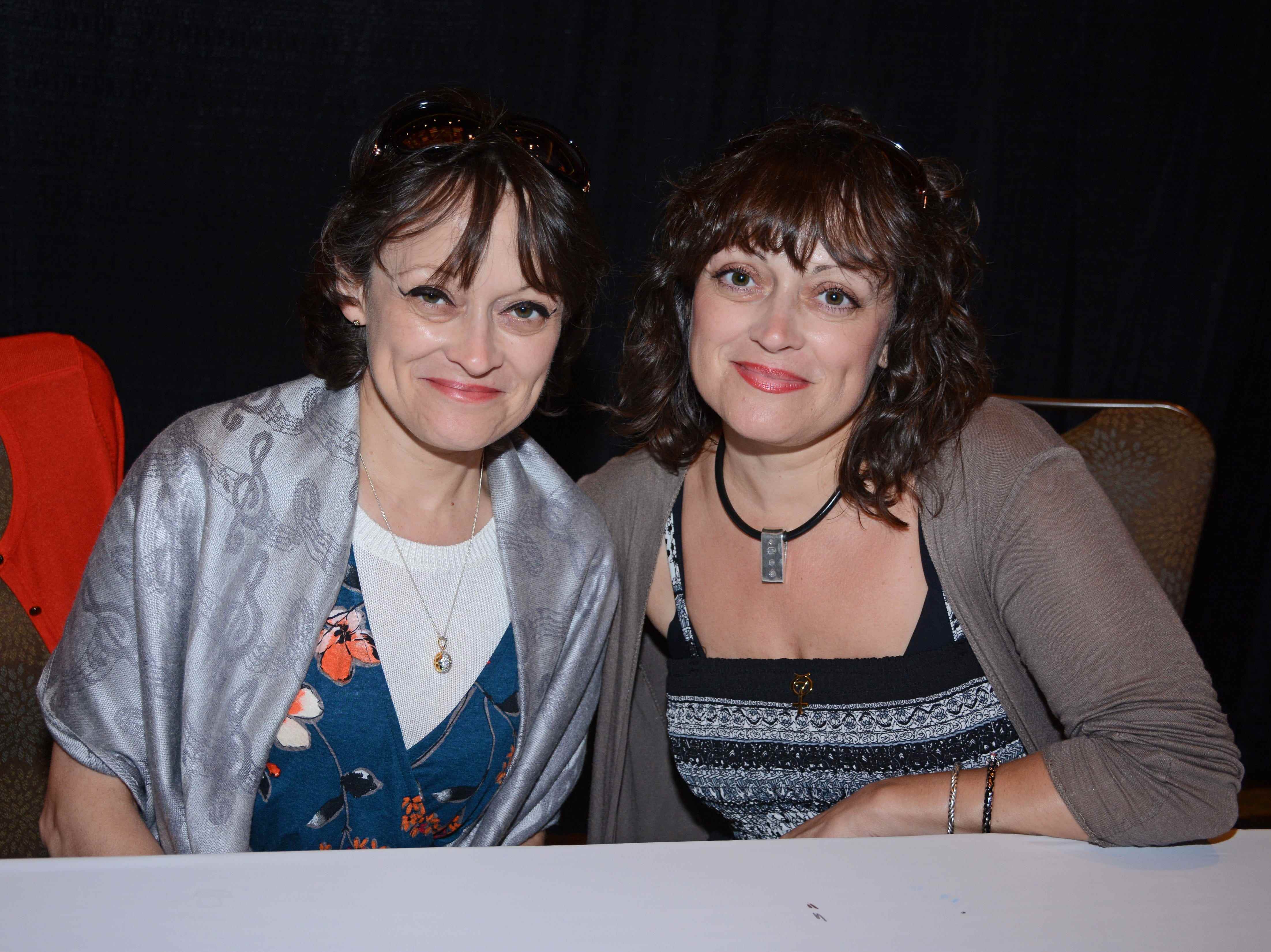 Lisa und Louise Burns, die Zwillinge aus „The Shining“, bei einem Fan-Event