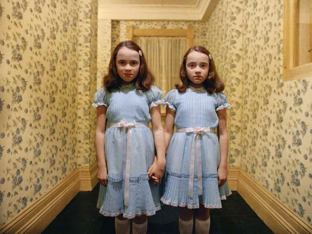 Die Zwillinge Lisa und Louise Burns in „The Shining“.