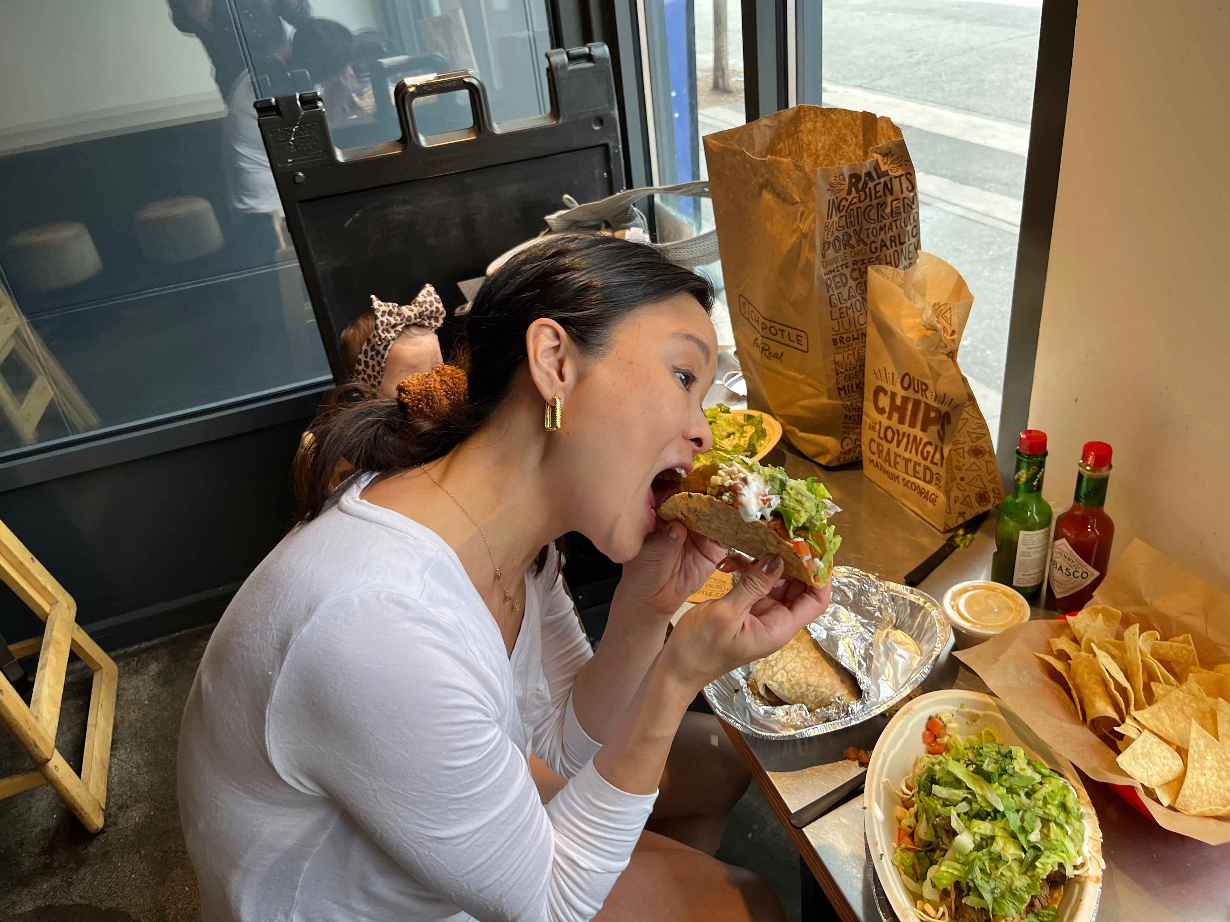 Tiffany isst einen Taco bei Chipotle