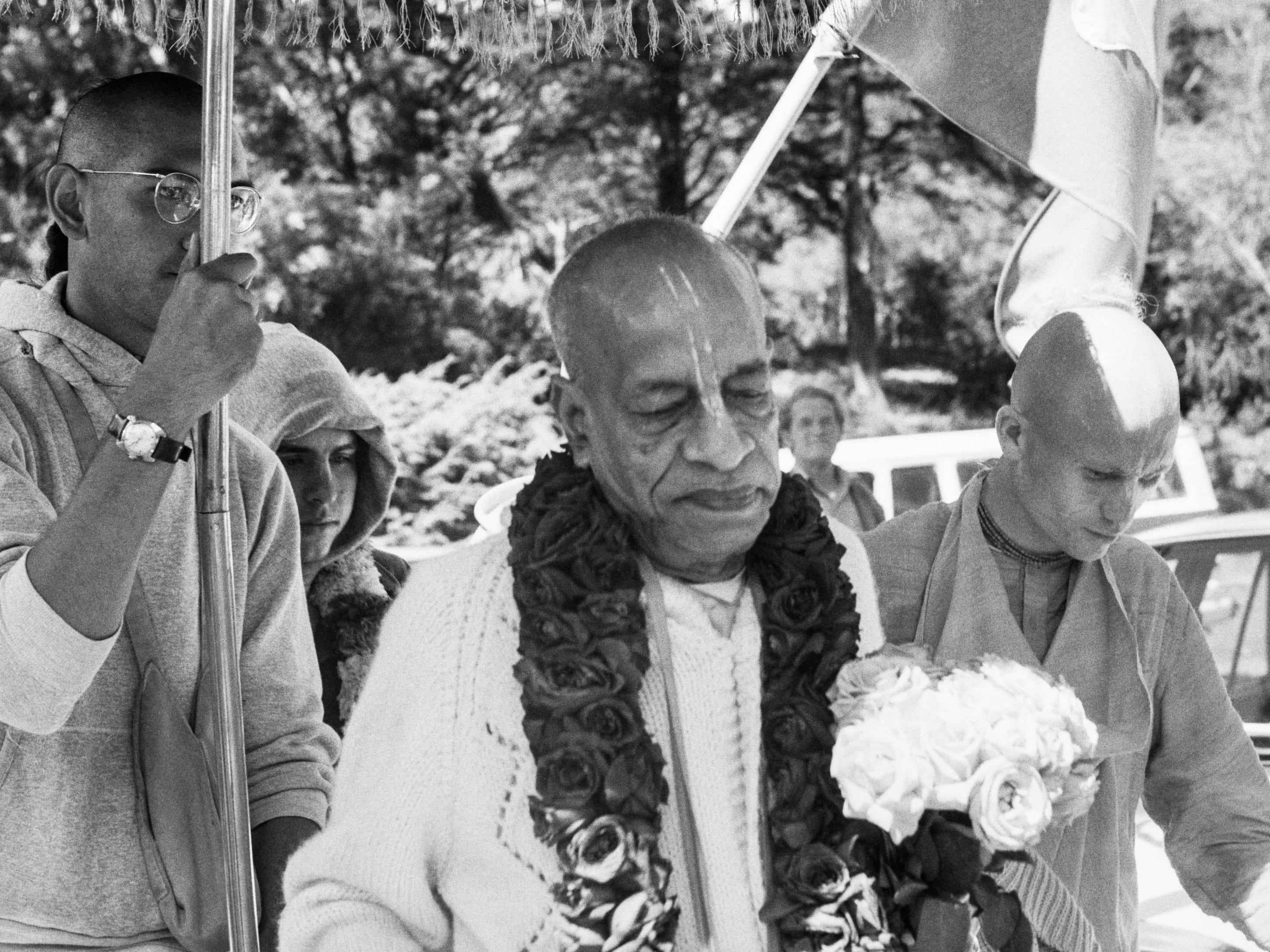 Hare-Krishna-Gründer AC Bhaktivedanta Swami Prabhupada während einer Parade, San Francisco, Kalifornien, Juli 1974