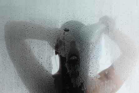 Eine Frau unter der Dusche