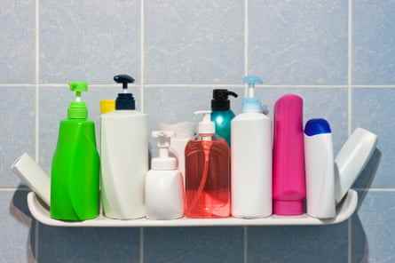 Produkte auf einem Duschregal