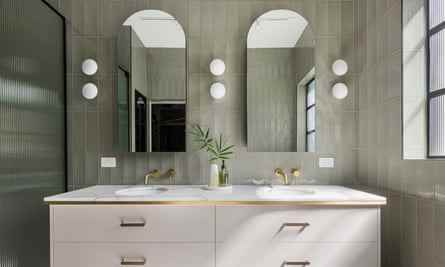 Luxuriöses Badezimmer im zeitgenössischen Art-Deco-Stil mit grünen Wandfliesen, Marmorplatte und Messingbeschlägen