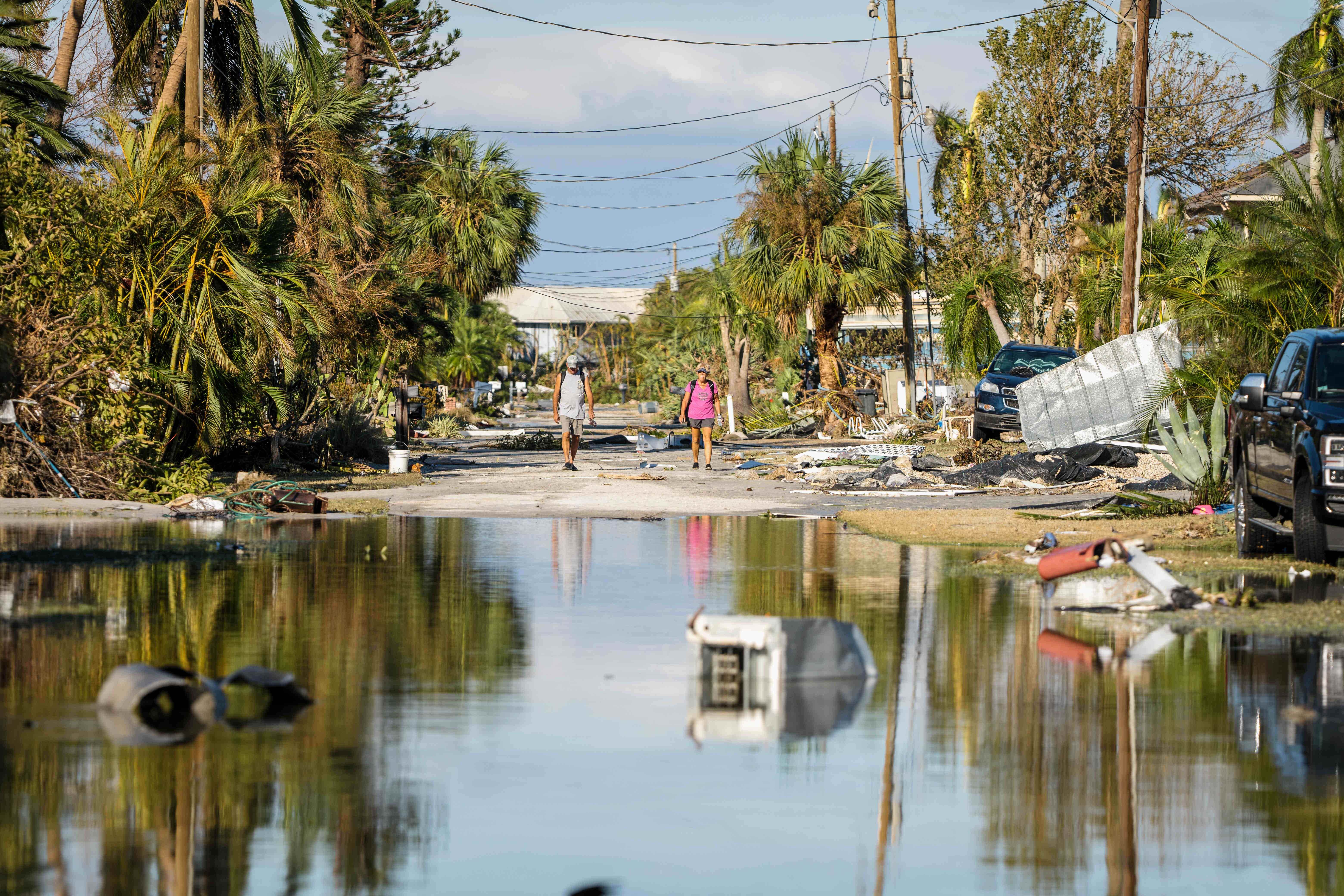 Szenen von Überschwemmungen und Sturmschäden, nachdem der Hurrikan Ian Fort Myers in Lee County, Florida, verwüstet hatte.