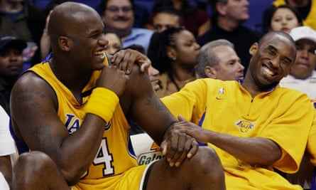 Shaquille O'Neal teilt einen Witz mit Kobe Bryant während ihrer gemeinsamen Zeit mit den LA Lakers