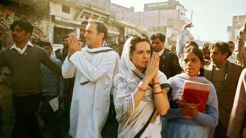 Rajiv Gandhi und seine in Italien geborene Frau Sonia während einer Wahlkampfreise. 