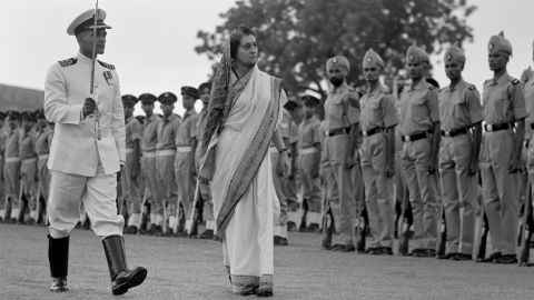 Die ehemalige indische Premierministerin Indira Gandhi im historischen Roten Fort von Delhi. 