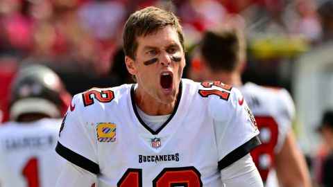 Brady reagiert in der zweiten Spielhälfte gegen die Atlanta Falcons an der Seitenlinie.