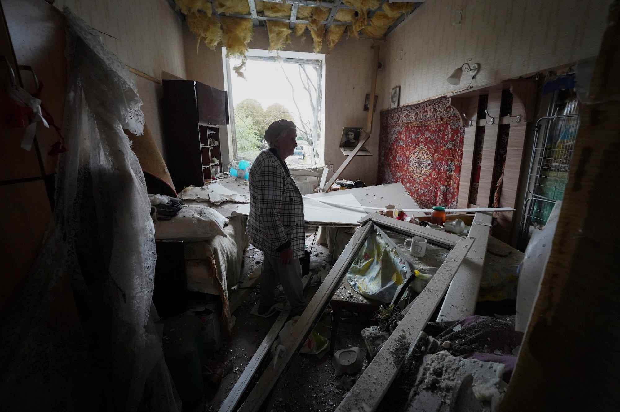 Irina Kuzkova, 83, steht nach dem letzten russischen Raketenangriff in der Innenstadt von Charkiw, Ukraine, am Montag, den 12. September 2022, in ihrer Wohnung in einem beschädigten Gebäude