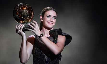 Barcelonas Alexia Putellas erhält in Paris ihren zweiten Ballon d'Or.