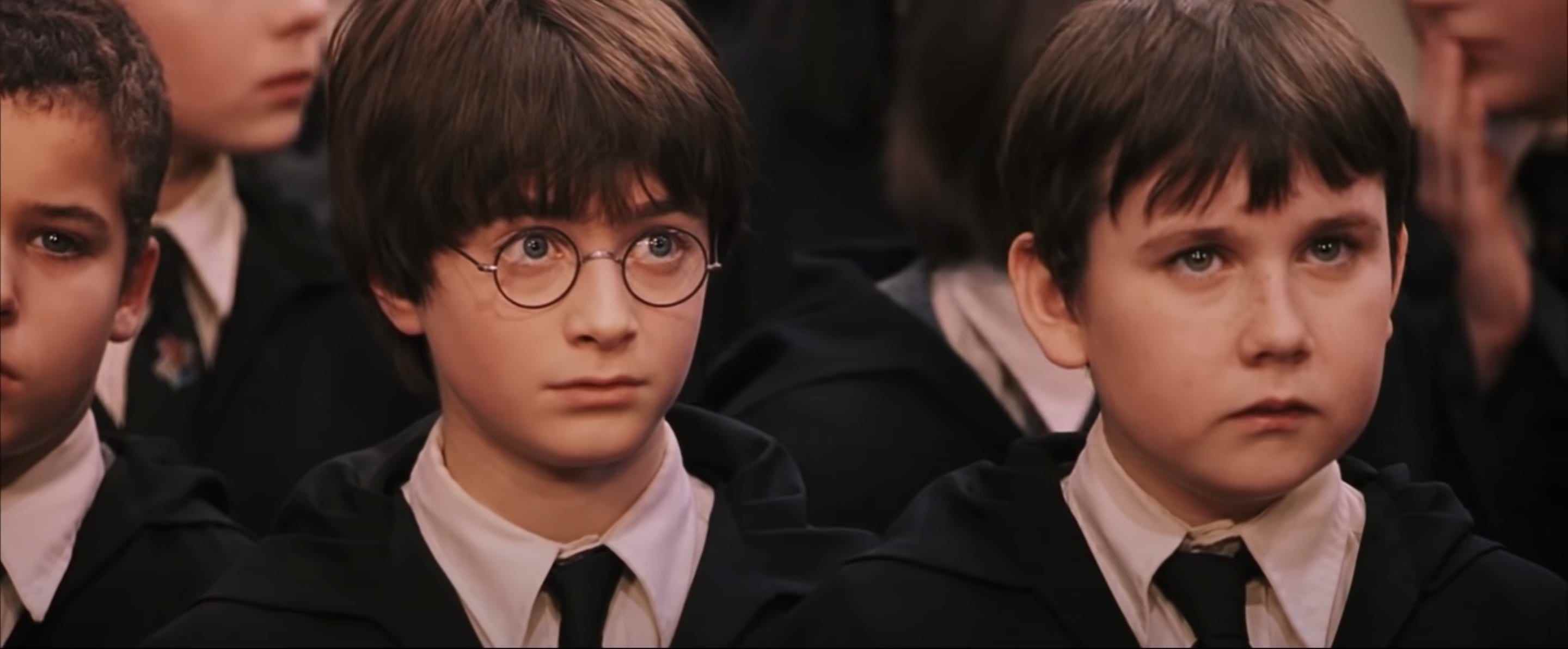 Daniel Radcliffe als Harry Potter und Matthew Lewis als Neville Longbottom in „Harry Potter und der Stein der Weisen“.