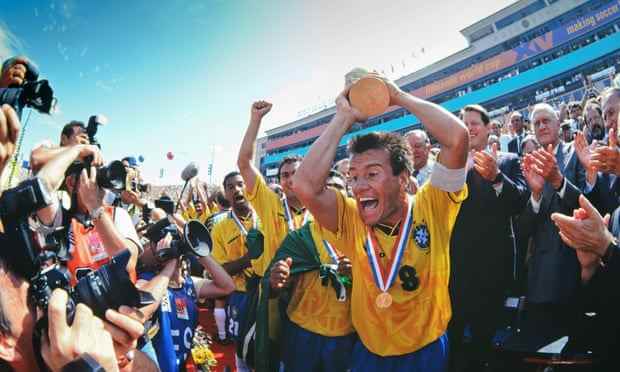 Carlos Dunga (Brasilien) mit dem Pokal