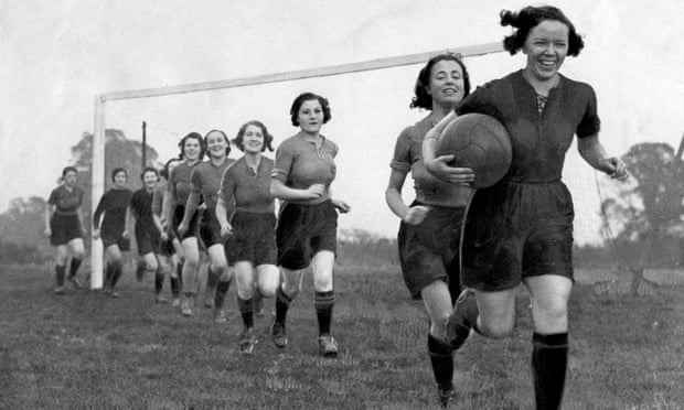 Fußballspielende Frauen in den 1930er Jahren