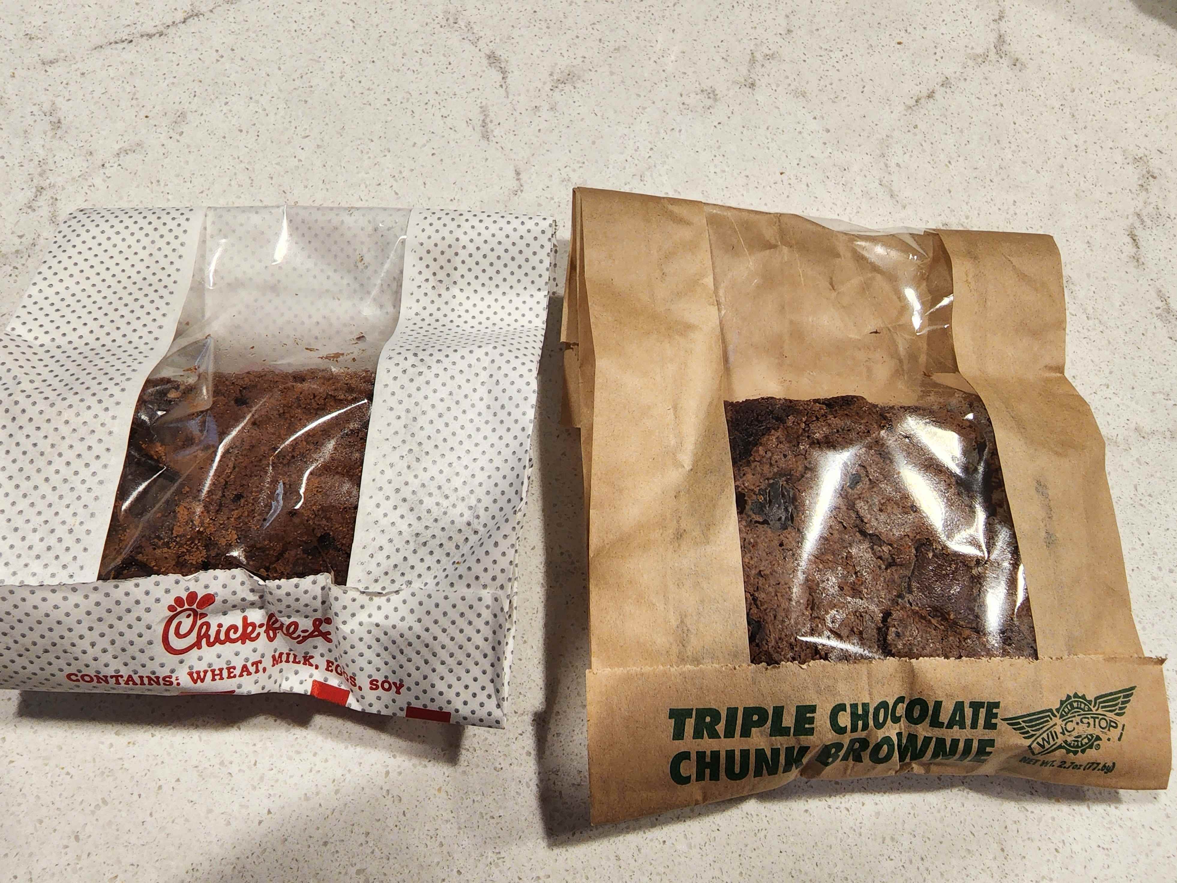 Brownies von Chick-fil-A und Wingstop nebeneinander in der Verpackung