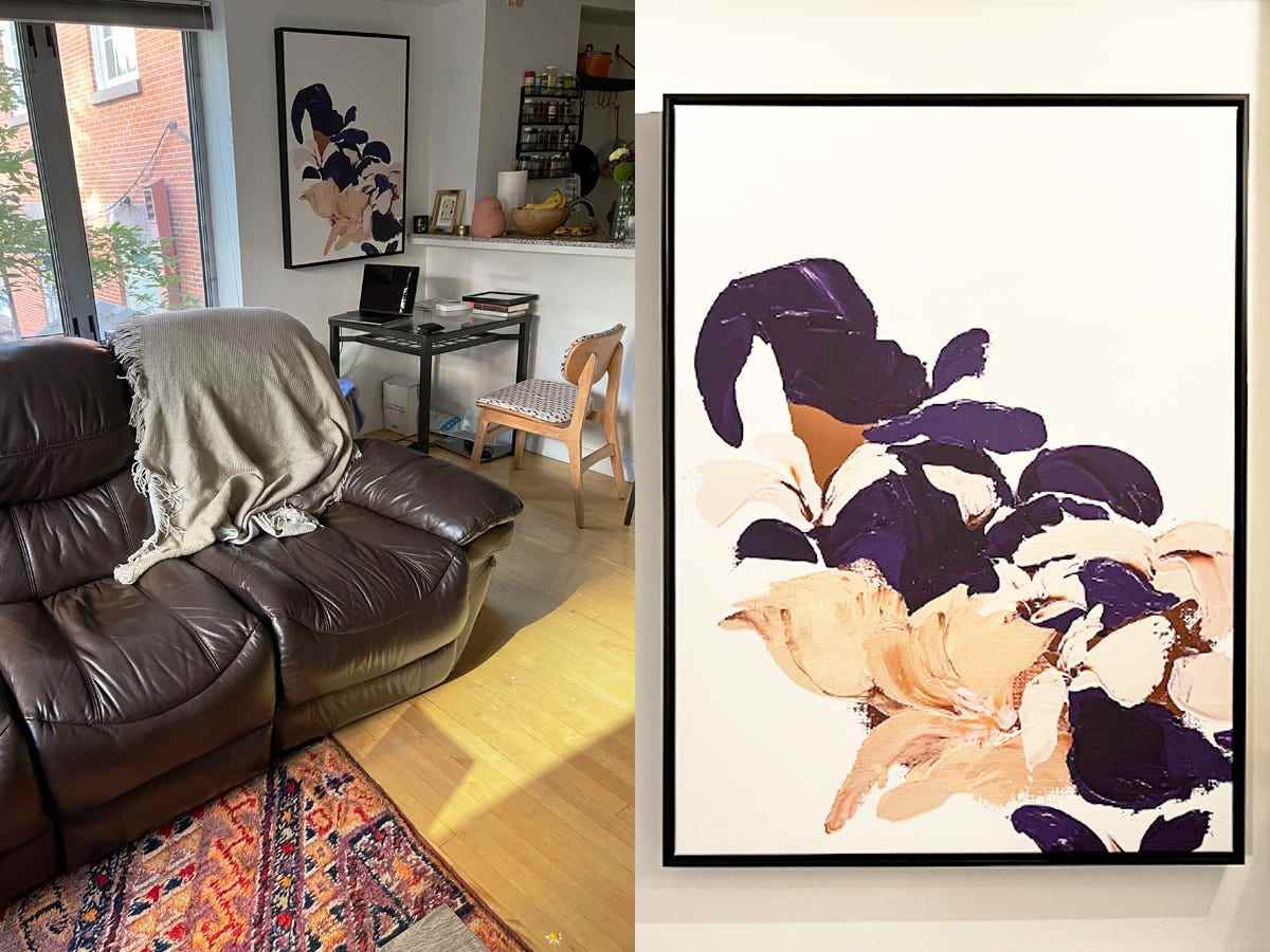 Ein Wohnzimmer mit einem braunen Ledersofa und einem Teppich mit lila, orange und gelben Mustern im Vordergrund und einer großen botanischen abstrakten Kunst auf Leinwand von Minted auf der rechten Seite.