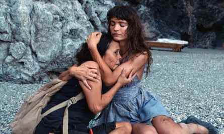 Dolly de Leon mit ihrem Co-Star, dem verstorbenen Charlbi Dean, in Triangle of Sadness