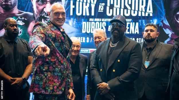 Tyson Fury zeigt während eines Duells mit Derek Chisora