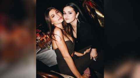 Hailey Bieber und Selena Gomez entschärften langjährige Gerüchte und Hass, indem sie gemeinsam bei der Academy Museum Gala 2022 posierten.