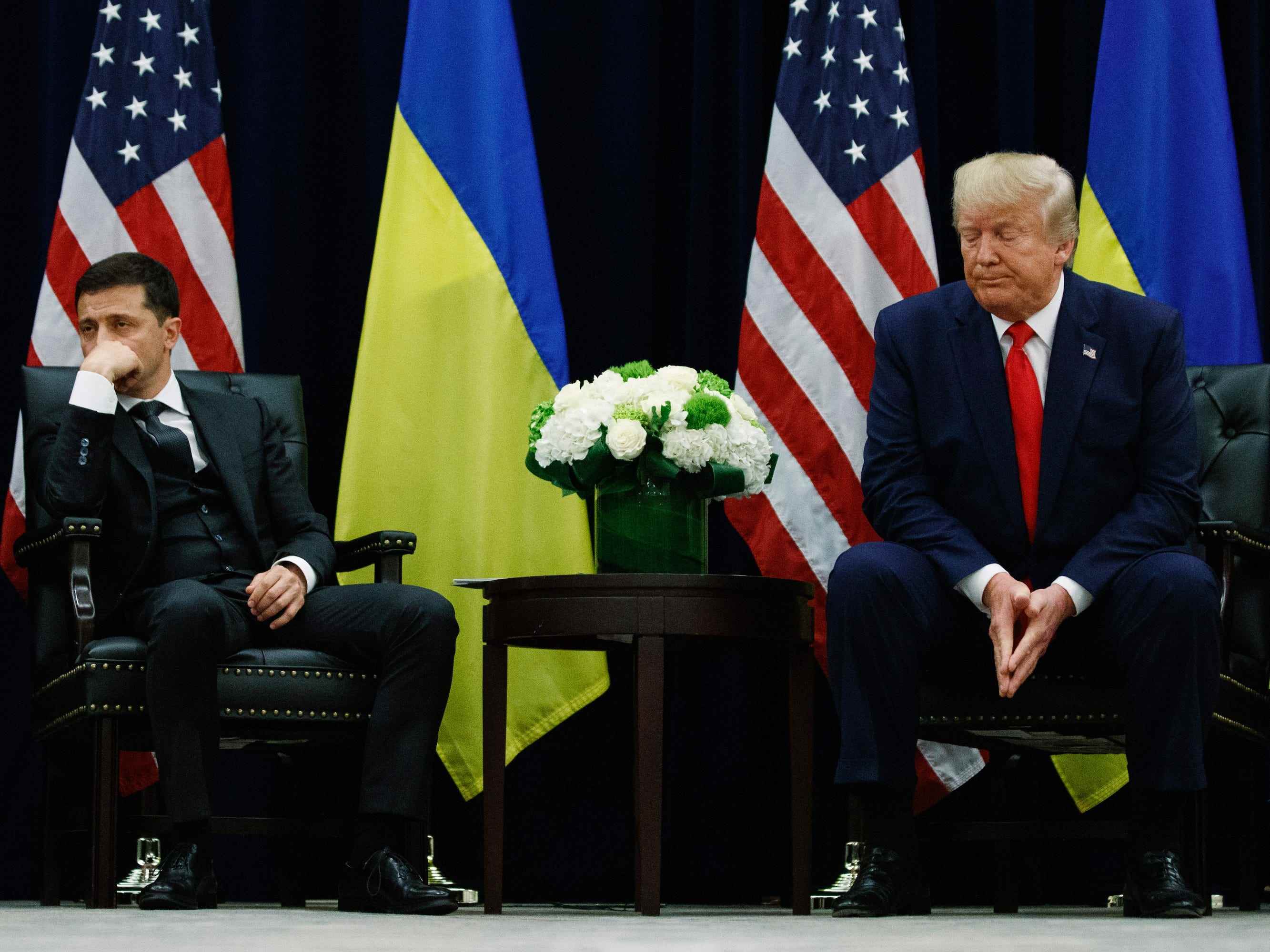 Präsident Donald Trump (rechts) trifft sich mit dem ukrainischen Präsidenten Volodymyr Selensky (links)