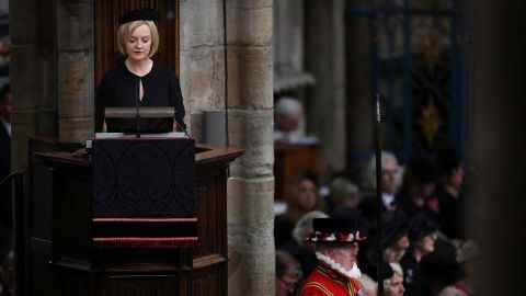 Liz Truss spricht beim Staatsbegräbnis von Königin Elizabeth II. in der Westminster Abbey in London.