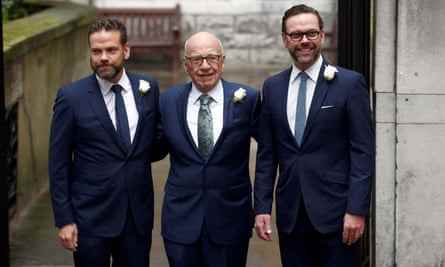 Rupert Murdoch mit seinen Söhnen Lachlan (links) und James.