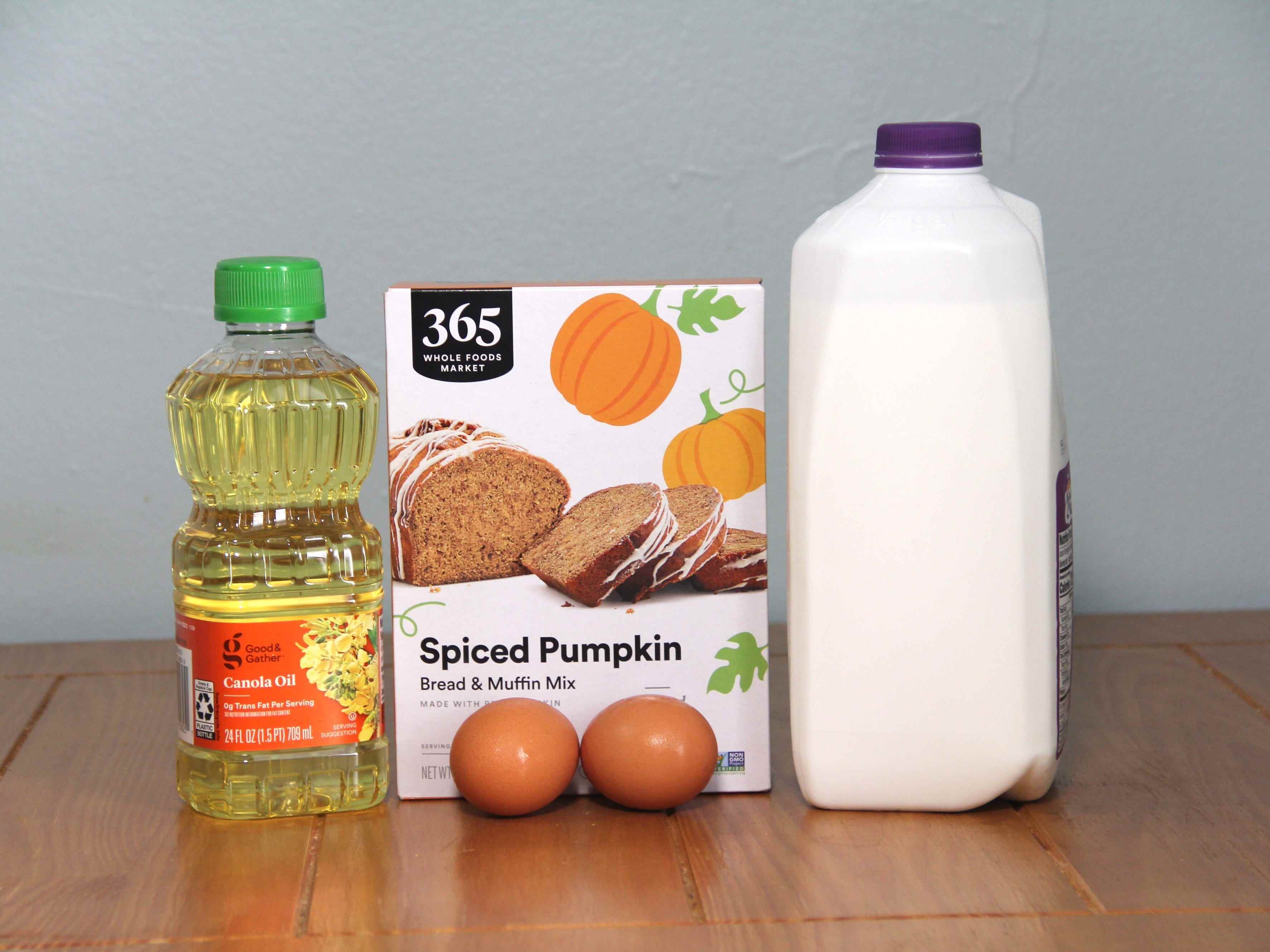 Whole Foods 365 Kürbisbrotmischung mit Öl, Eiern und Milch.