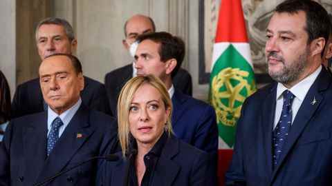 Silvio Berlusconi (links) und Matteo Salvini (rechts) werden voraussichtlich Teil von Melonis Kabinett sein, das eine der rechtsextremsten Regierungen Italiens in der jüngeren Geschichte sehen wird. 