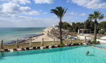 Ein Tourist schwimmt im Pool eines Hotels in Tunesien