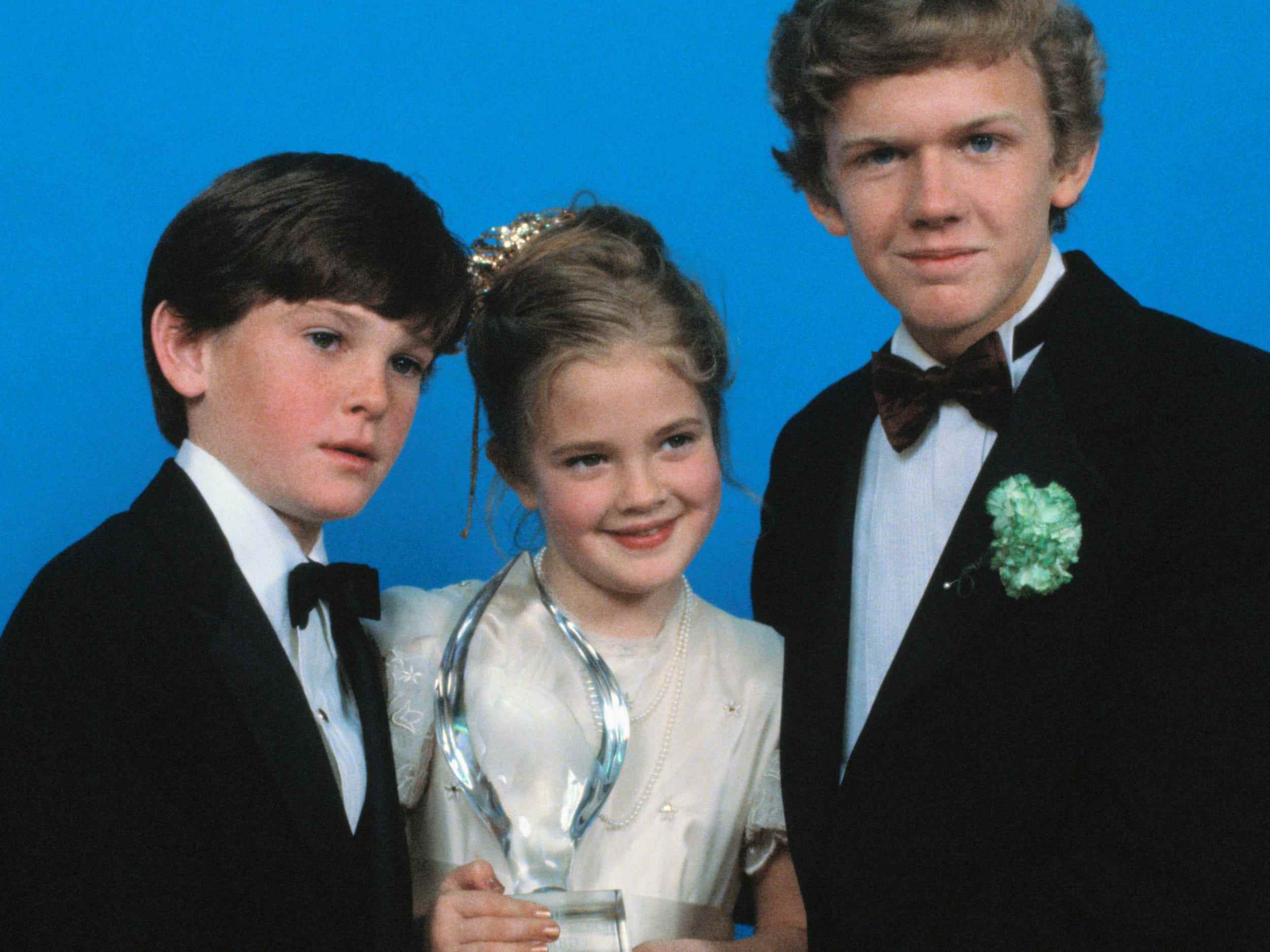 Henry Thomas, Drew Barrymore und Robert MacNaughton mit einem People's Choice Award